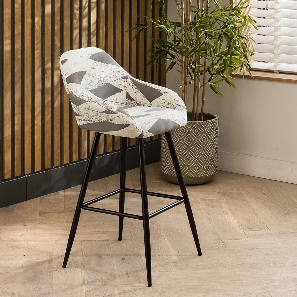 4 Maddox Counter Height Bar Stools Cream Sheffield Discount Furniture